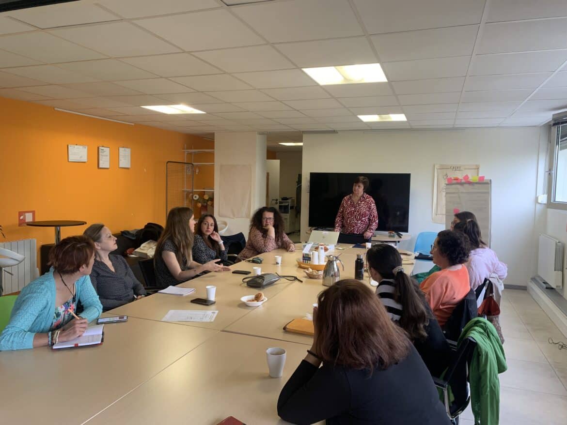 Les entrepreneurs de la coopérative ayant assisté au dernier petit déjeuner qui leur est dédié une fois par mois dans nos locaux ont notamment appris quelques astuces pour détecter un faux billet.