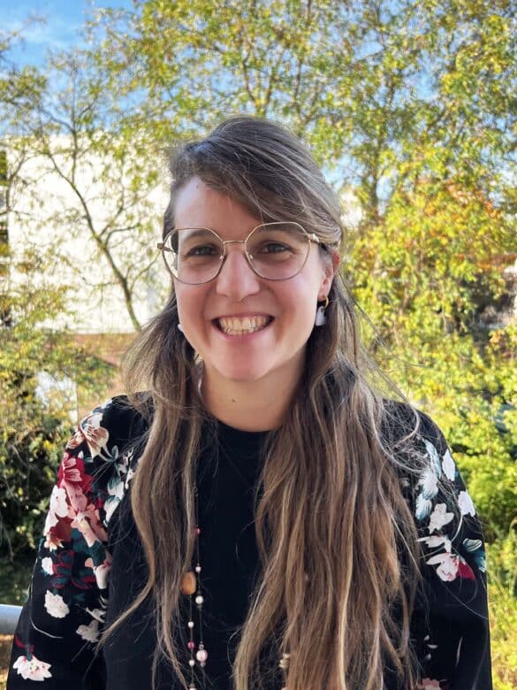Chargée de l’accompagnement des entrepreneurs travaillant dans les secteurs du bien-être et du service à la personne, Hélène a la capacité et l’empathie nécessaires pour se mettre à leur place. A l’écoute, elle comprend leurs peurs, doutes et freins éventuels.
Depuis son arrivée début novembre 2024 au sein de l’équipe, elle partage son temps entre Appuy Compétences et Appuy Créateurs.